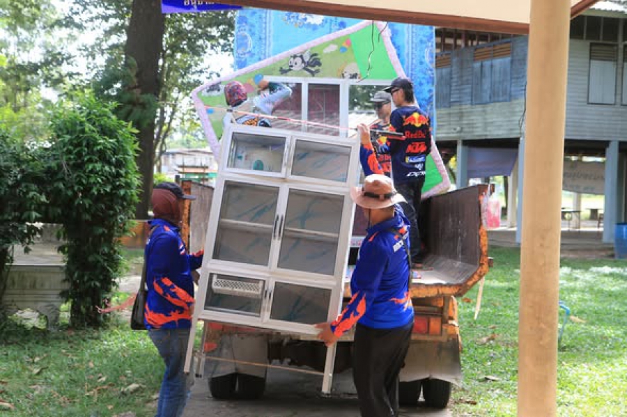 วันที่ 24 ต.ค.68 เทศบาลตำบลคำน้ำแซบ โดยท่านบุญมี จันทอง นายกเทศมนตรีตำบลคำน้ำแซบ มอบหมายให้พนักงานเทศบาล ช่วยประชาชนอพยพครัวเรือนที่น้ำท่วมย้ายกลับบ้าน จากศูนย์พักพิงชั่วคราว ร.ร.บ้านท่าข้องเหล็ก ซึ่งน้ำมูลมีปริมาณกลับเข้าสถาณการณ์ปกติ