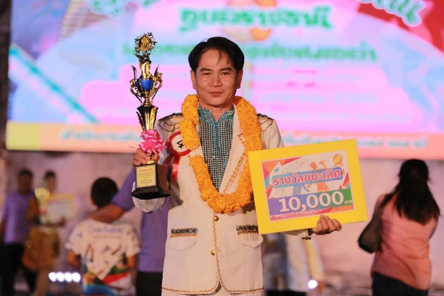 ยินดีกับท่านบุญมี จันทอง นายกเทศมนตรีตำบลคำน้ำแซบ ซึ่งเป็นตัวแทน อปท.วารินชำราบ ได้รับรางวัลชนะเลิศในการประกวดร้องเพลงลูกทุ่งหมอลำท้องถิ่น ในงานกาชาดจังหวัดอุบลราชธานี